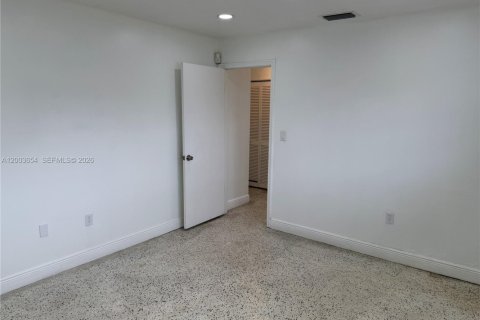 House in Sweetwater, Florida 2 bedrooms, 209.22 sq.m. № 2069165 - photo 16