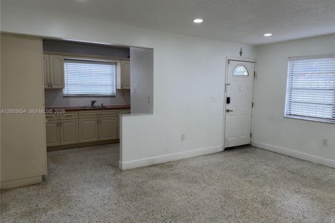 House in Sweetwater, Florida 2 bedrooms, 209.22 sq.m. № 2069165 - photo 6