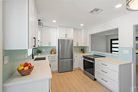 House in Saint Petersburg, Florida 2 bedrooms, 102.19 sq.m. № 1905001 - photo 15