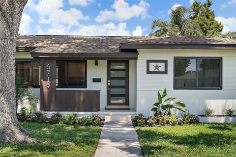 House in Saint Petersburg, Florida 2 bedrooms, 102.19 sq.m. № 1905001 - photo 1