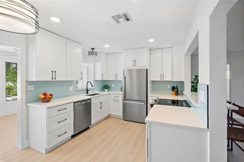 House in Saint Petersburg, Florida 2 bedrooms, 102.19 sq.m. № 1905001 - photo 16