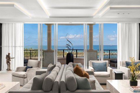 Condo in Miami Beach, Florida, 6 bedrooms № 1958865 - photo 1