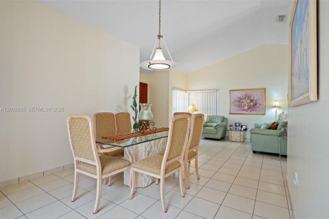 House in Miami, Florida 3 bedrooms, 141.68 sq.m. № 2066333 - photo 4