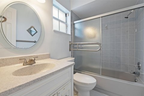 House in Miami, Florida 3 bedrooms, 141.68 sq.m. № 2066333 - photo 20