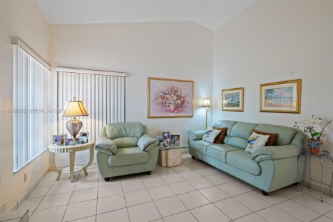 House in Miami, Florida 3 bedrooms, 141.68 sq.m. № 2066333 - photo 3