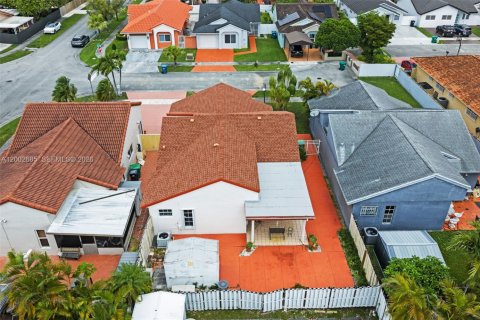 House in Miami, Florida 3 bedrooms, 141.68 sq.m. № 2066333 - photo 29