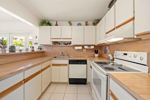 House in Miami, Florida 3 bedrooms, 141.68 sq.m. № 2066333 - photo 10