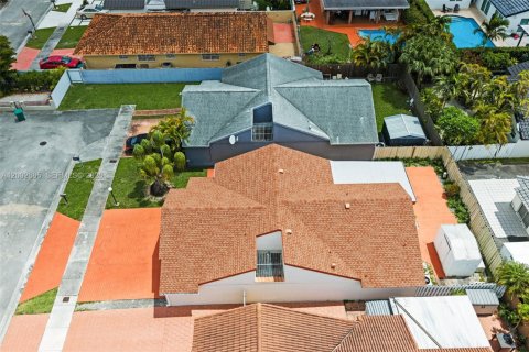 House in Miami, Florida 3 bedrooms, 141.68 sq.m. № 2066333 - photo 27