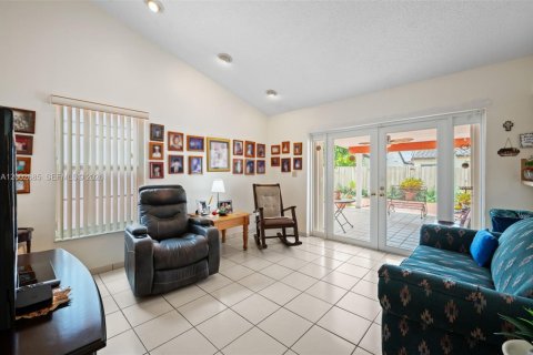 House in Miami, Florida 3 bedrooms, 141.68 sq.m. № 2066333 - photo 6