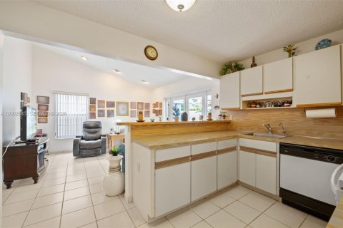 House in Miami, Florida 3 bedrooms, 141.68 sq.m. № 2066333 - photo 11