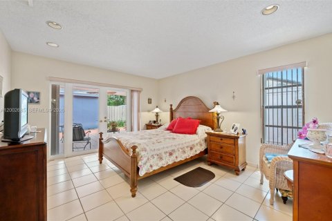 House in Miami, Florida 3 bedrooms, 141.68 sq.m. № 2066333 - photo 13