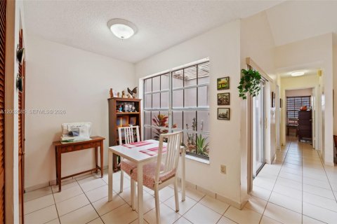 House in Miami, Florida 3 bedrooms, 141.68 sq.m. № 2066333 - photo 8