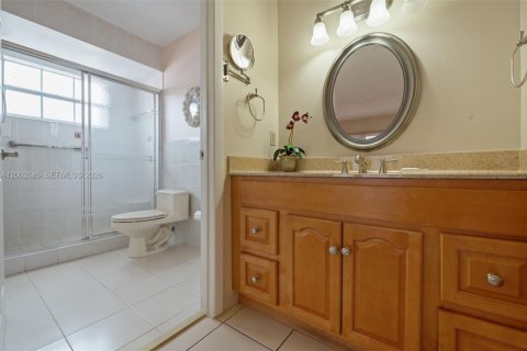 House in Miami, Florida 3 bedrooms, 141.68 sq.m. № 2066333 - photo 16