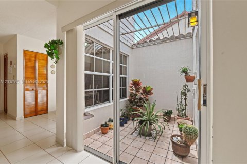 House in Miami, Florida 3 bedrooms, 141.68 sq.m. № 2066333 - photo 9