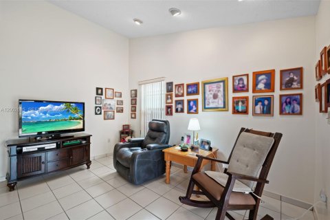 House in Miami, Florida 3 bedrooms, 141.68 sq.m. № 2066333 - photo 7