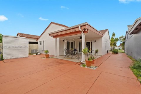 House in Miami, Florida 3 bedrooms, 141.68 sq.m. № 2066333 - photo 23