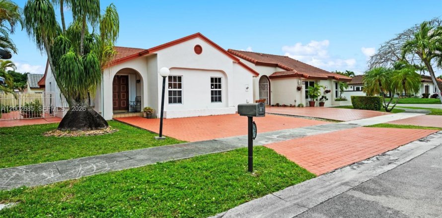 House in Miami, Florida 3 bedrooms, 141.68 sq.m. № 2066333
