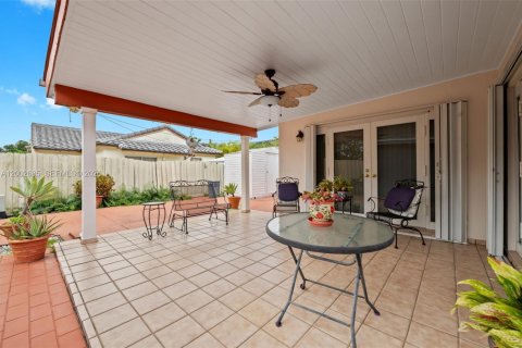 House in Miami, Florida 3 bedrooms, 141.68 sq.m. № 2066333 - photo 21