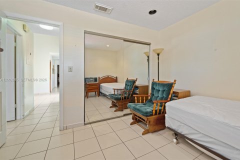 House in Miami, Florida 3 bedrooms, 141.68 sq.m. № 2066333 - photo 18