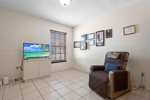 House in Miami, Florida 3 bedrooms, 141.68 sq.m. № 2066333 - photo 19