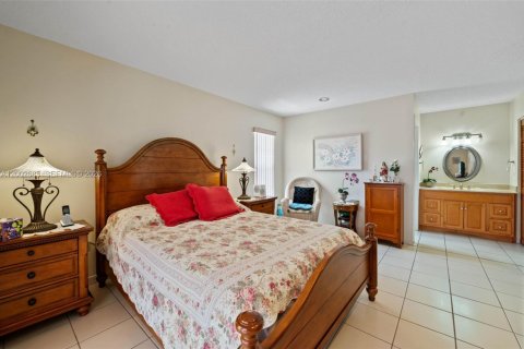 House in Miami, Florida 3 bedrooms, 141.68 sq.m. № 2066333 - photo 14