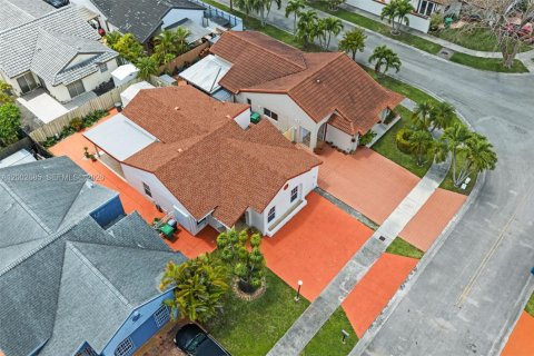 House in Miami, Florida 3 bedrooms, 141.68 sq.m. № 2066333 - photo 26