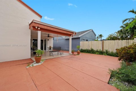 House in Miami, Florida 3 bedrooms, 141.68 sq.m. № 2066333 - photo 24