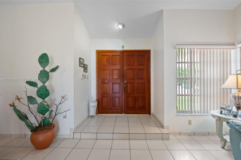 House in Miami, Florida 3 bedrooms, 141.68 sq.m. № 2066333 - photo 2