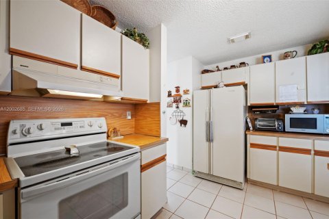 House in Miami, Florida 3 bedrooms, 141.68 sq.m. № 2066333 - photo 12