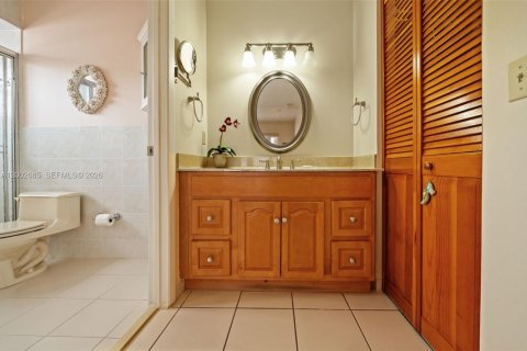 House in Miami, Florida 3 bedrooms, 141.68 sq.m. № 2066333 - photo 15