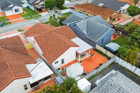 House in Miami, Florida 3 bedrooms, 141.68 sq.m. № 2066333 - photo 28