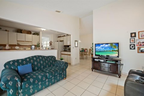 House in Miami, Florida 3 bedrooms, 141.68 sq.m. № 2066333 - photo 5