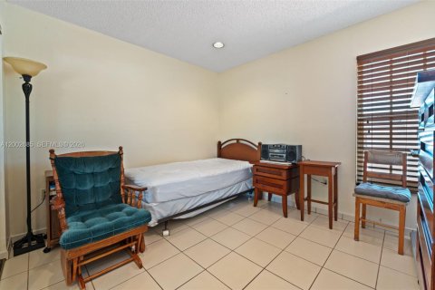 House in Miami, Florida 3 bedrooms, 141.68 sq.m. № 2066333 - photo 17