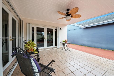 House in Miami, Florida 3 bedrooms, 141.68 sq.m. № 2066333 - photo 22