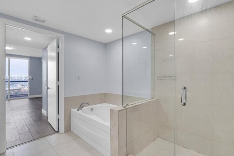 Condominio en alquiler en Miami, Florida, 2 dormitorios, 122.82 m2 № 2424448 - foto 12