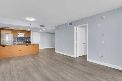 Condominio en alquiler en Miami, Florida, 2 dormitorios, 122.82 m2 № 2424448 - foto 9