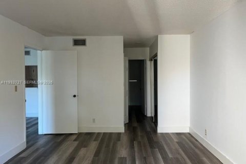 Снять в аренду кондоминиум в Уэстон, Флорида 2 спальни, 102.75м2, № 2003164 - фото 10