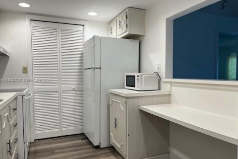 Снять в аренду кондоминиум в Уэстон, Флорида 2 спальни, 102.75м2, № 2003164 - фото 5