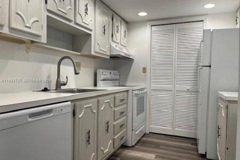 Снять в аренду кондоминиум в Уэстон, Флорида 2 спальни, 102.75м2, № 2003164 - фото 4