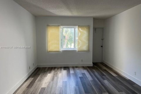 Снять в аренду кондоминиум в Уэстон, Флорида 2 спальни, 102.75м2, № 2003164 - фото 8