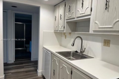 Снять в аренду кондоминиум в Уэстон, Флорида 2 спальни, 102.75м2, № 2003164 - фото 3