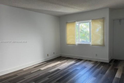 Снять в аренду кондоминиум в Уэстон, Флорида 2 спальни, 102.75м2, № 2003164 - фото 9