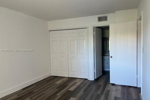 Снять в аренду кондоминиум в Уэстон, Флорида 2 спальни, 102.75м2, № 2003164 - фото 15