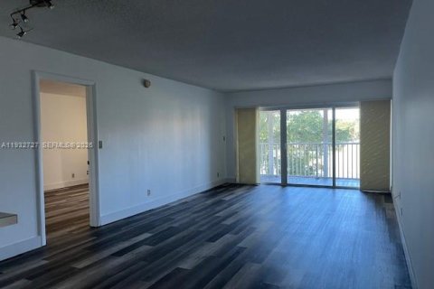 Снять в аренду кондоминиум в Уэстон, Флорида 2 спальни, 102.75м2, № 2003164 - фото 19