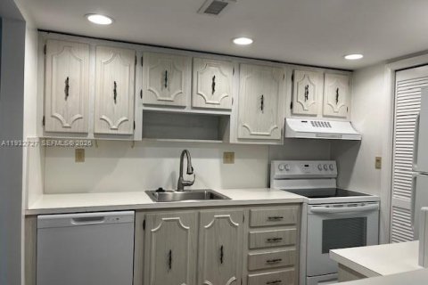 Снять в аренду кондоминиум в Уэстон, Флорида 2 спальни, 102.75м2, № 2003164 - фото 2