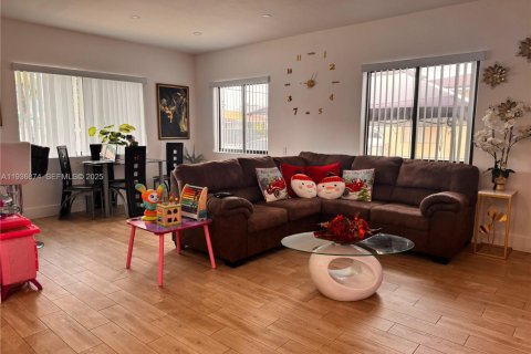 House in Miami, Florida 2 bedrooms, 171.68 sq.m. № 1994775 - photo 6