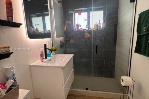 House in Miami, Florida 2 bedrooms, 171.68 sq.m. № 1994775 - photo 1