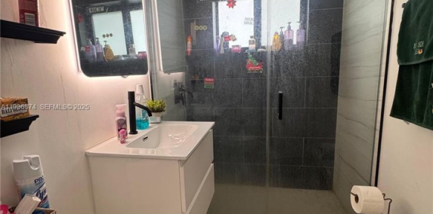 House in Miami, Florida 2 bedrooms, 171.68 sq.m. № 1994775