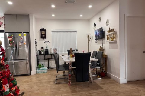 House in Miami, Florida 2 bedrooms, 171.68 sq.m. № 1994775 - photo 4