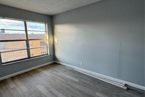 Appartement à louer à Pembroke Pines, Floride: 3 chambres, 2454.11 m2 № 1854925 - photo 2